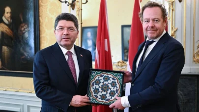 Hollanda, Mesih Paşa Camisi'nden çalınan çiniyi iade etti