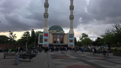 Hollanda’daki camilere kanla bulaşmış nefret mektupları gönderildi