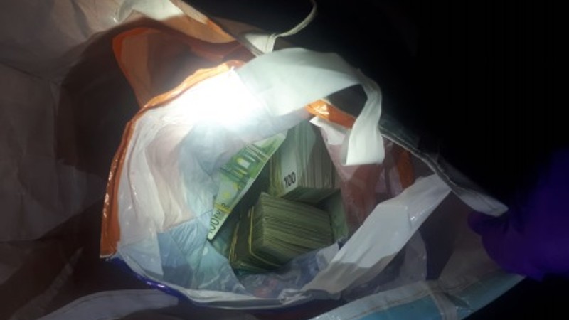 Auto met 700.000 euro aangetroffen