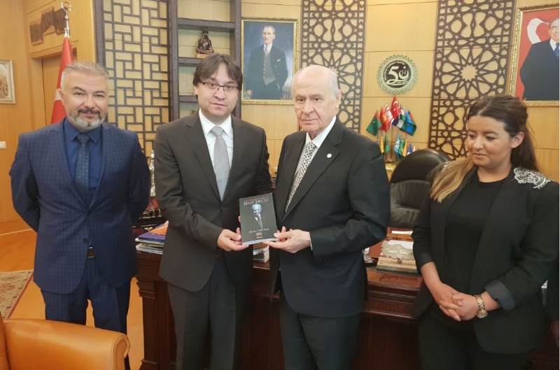 Davaya Adanmış ömür Devlet Bahçeli ollandaca'ya çevrildi