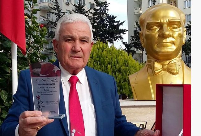 Hollanda'ya gelen ilk Türklerden olan Erol Konyalıya şükran plaketi