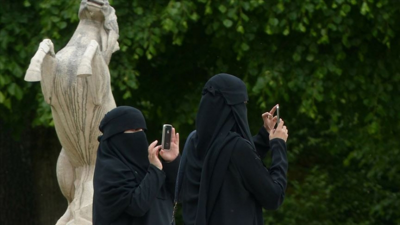 Hollanda'da burka arkadaşlığı eylemi