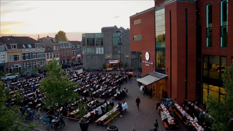 Hollanda'da 'Cami Meydanı'nda sokak iftarı