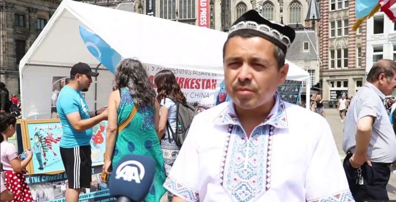 Hollanda'da Çin'in Sincan'daki politikalarına karşı tek kişilik gösterisi