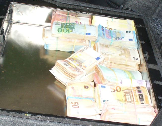Hollanda'dan Almanya'ya giden araçta çıkan 309 bin avroya el konuldu