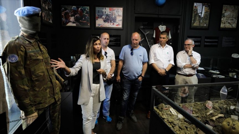 Hollandalı askerler Srebrenitsa'da kullandıkları kamerayı müzeye hediye etti