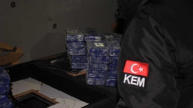 Hollanda'ya gitmek üzere olan bir TIR'ın içerisinde 30,5 kilo eroin ele geçirildi