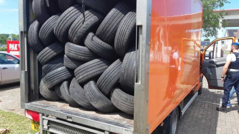 İçi araba lastiği dolu Kamyon kasasından 17mülteci çıktı