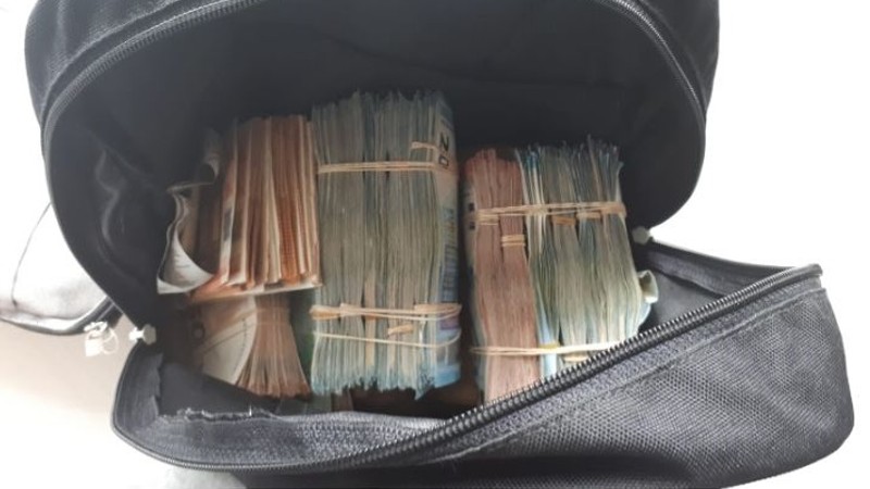 Politie haalt 200 duizend euro uit rugzak en plafond