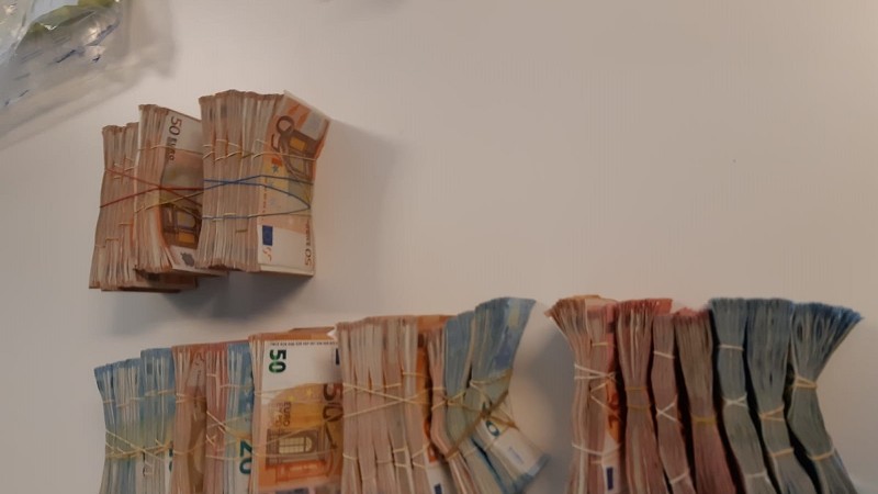 Schiedam'daki sigara dükkanında 150.000 avro ve 36 bin adet kaçak sigara bulundu