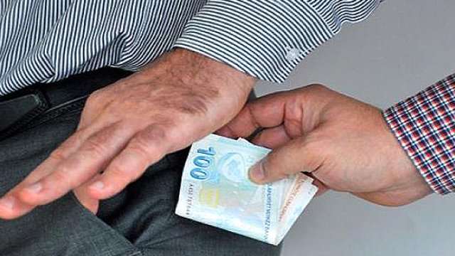 Lahey'de iki meclis üyesine rüşvet ve yolsuzluk şüphesiyle baskın düzenlendi