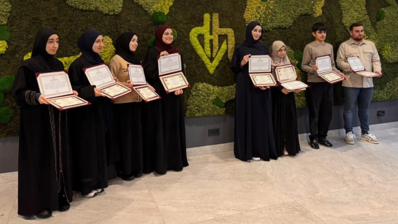 Hollanda’da Hafızlık Eğitimini Tamamlayan Öğrencilere Resmî Belgeleri Verildi