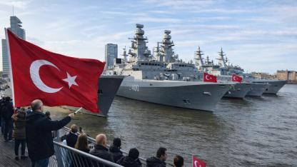 Hollanda Rotterdam’da Türk Savaş Gemilerine Yoğun İlgi