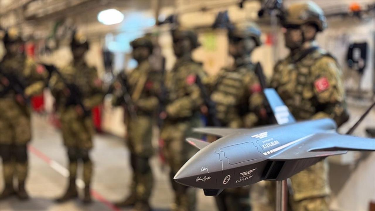 NATO Tatbikatı kapsamında Hollanda'nın Rotterdam Limanı'nda demirleyen TCG Anadolu’da Türk Savunma Sanayisi Fuarı