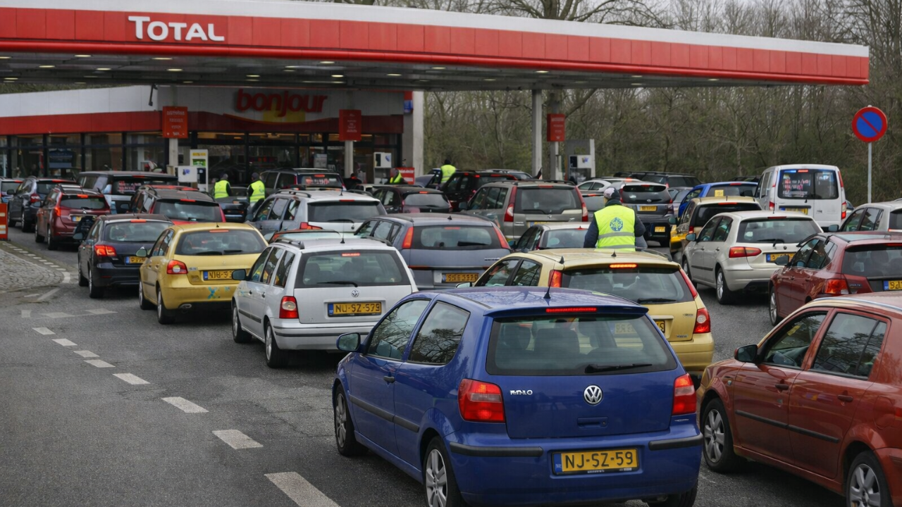 Sınırda Benzin Krizi: Ucuz Yakıt İçin Belçika’ya Akın Eden Hollandalılar Trafiği Kilitledi!