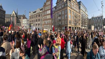 Amsterdam’da 8 Mart Coşkusu: Dam Meydanı ve Museumplein Kadınlarla Dolup Taştı
