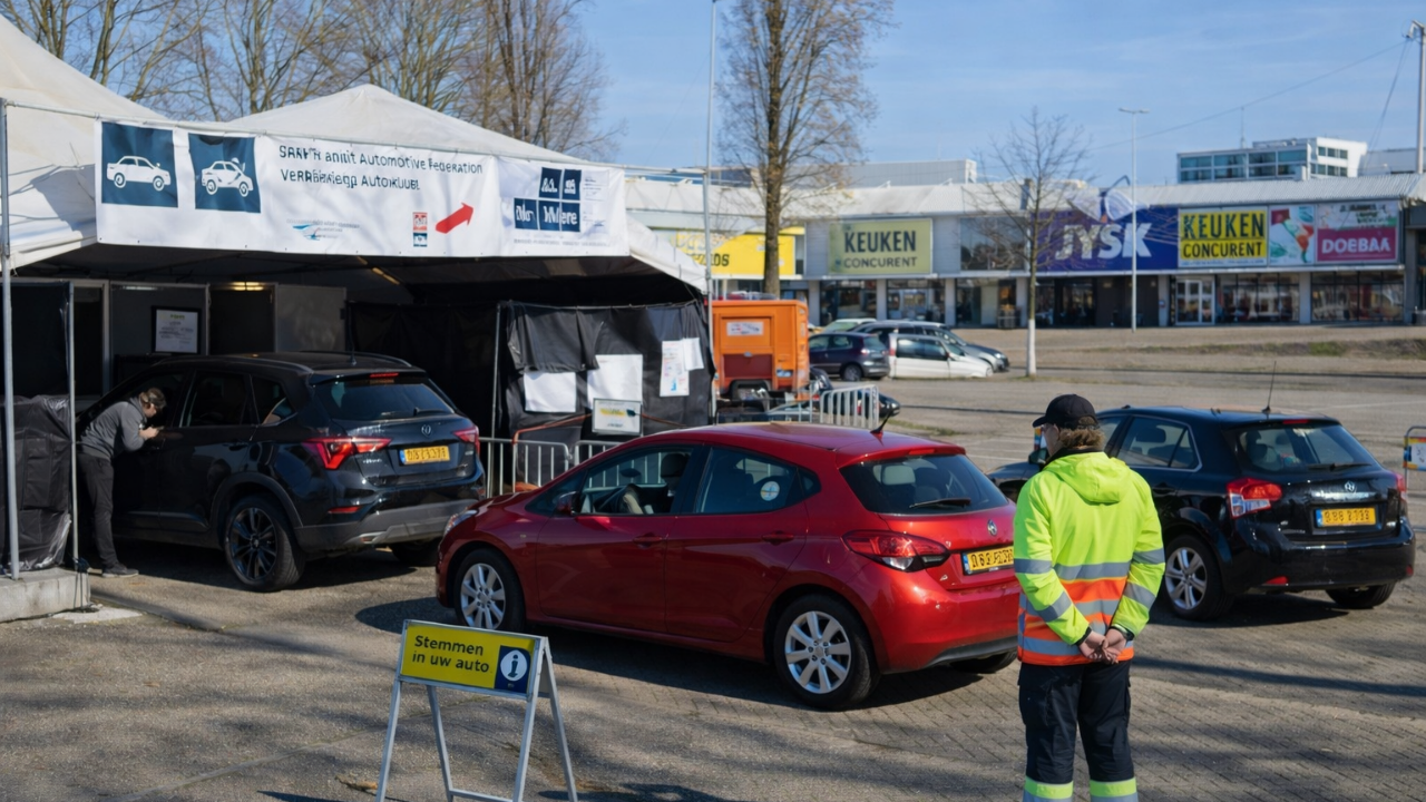 Almere’de araçtan inmeden oy kullanma imkânı sunuldu.