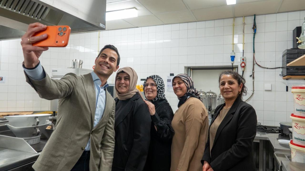 Hollanda Başbakanı Rob Jetten Gouda’daki Ramazan İftarına Katıldı