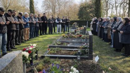 Hollanda’da Arefe Günü Müslüman Mezarlıklarında Yoğunluk