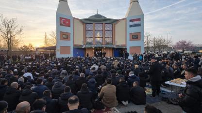 Hollanda’da Bayram Sabahı: Camilerde Yoğun Katılım