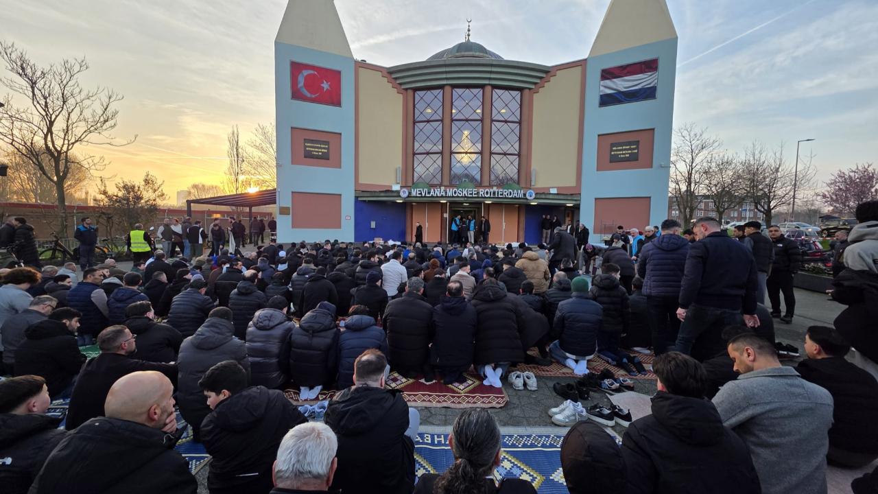 Hollanda’da Bayram Sabahı: Camilerde Yoğun Katılım