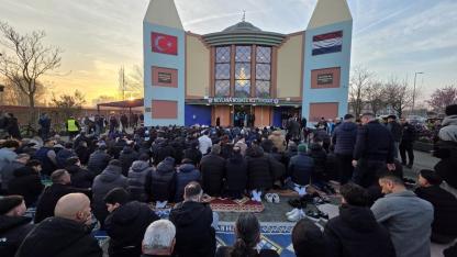 Hollanda’da Bayram Sabahı: Camilerde Yoğun Katılım