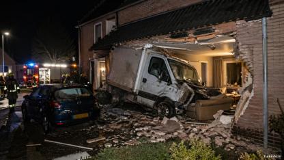 Hollanda Geldrop’ta Kamyonet Evi Deldi: Büyük Hasar Oluştu