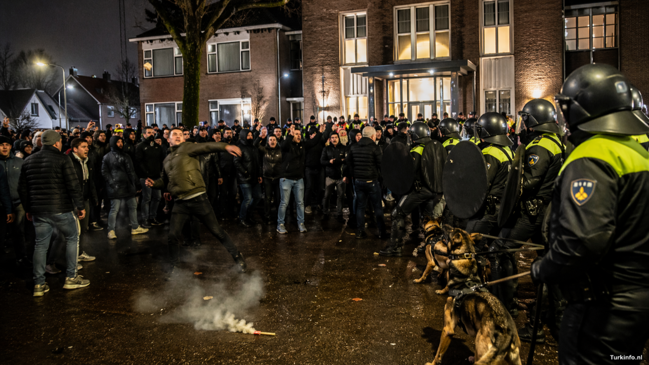 Hollanda Loosdrecht’te Sığınmacı Barınağı Protestoları Büyüyor