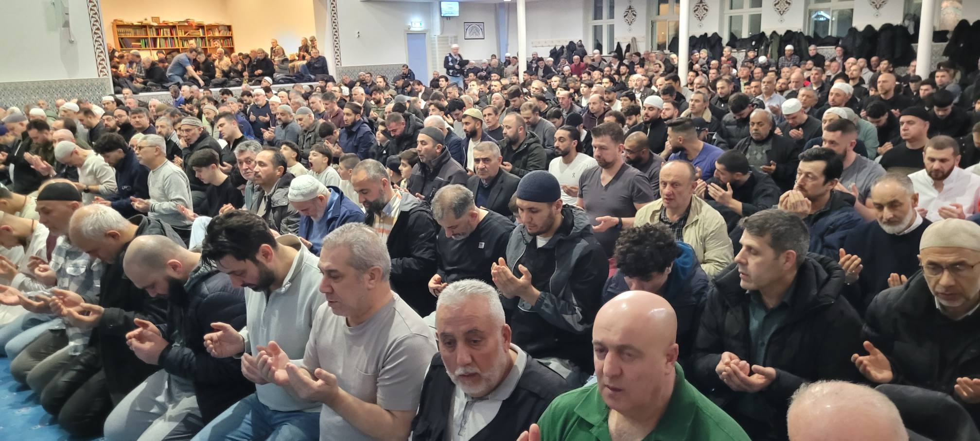 Hollanda’da Kadir Gecesi Camilerde Yoğun Katılımla İdrak Edildi