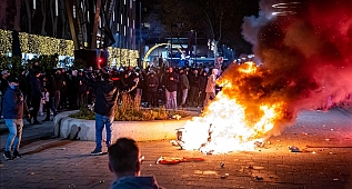 Hollanda'da Kovid-19 kısıtlamaları karşıtı gösteride eylemciler polisle çatıştı